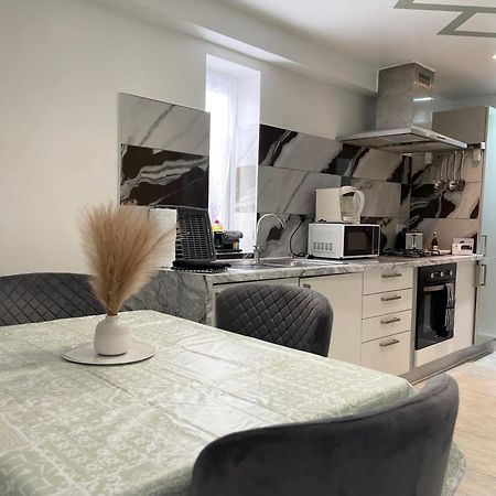 Stanton - Impeccable And Stylish 2 Bedroom Dagenham Bagian luar foto