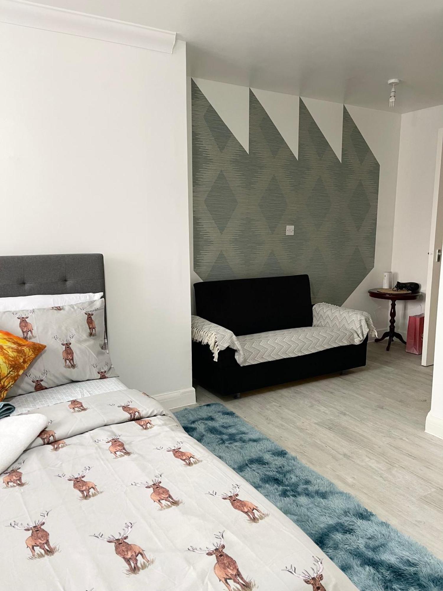 Stanton - Impeccable And Stylish 2 Bedroom Dagenham Bagian luar foto