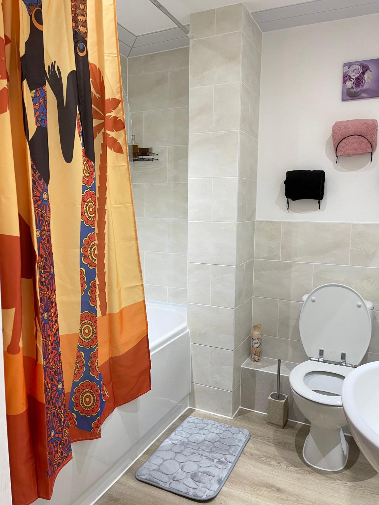 Stanton - Impeccable And Stylish 2 Bedroom Dagenham Bagian luar foto