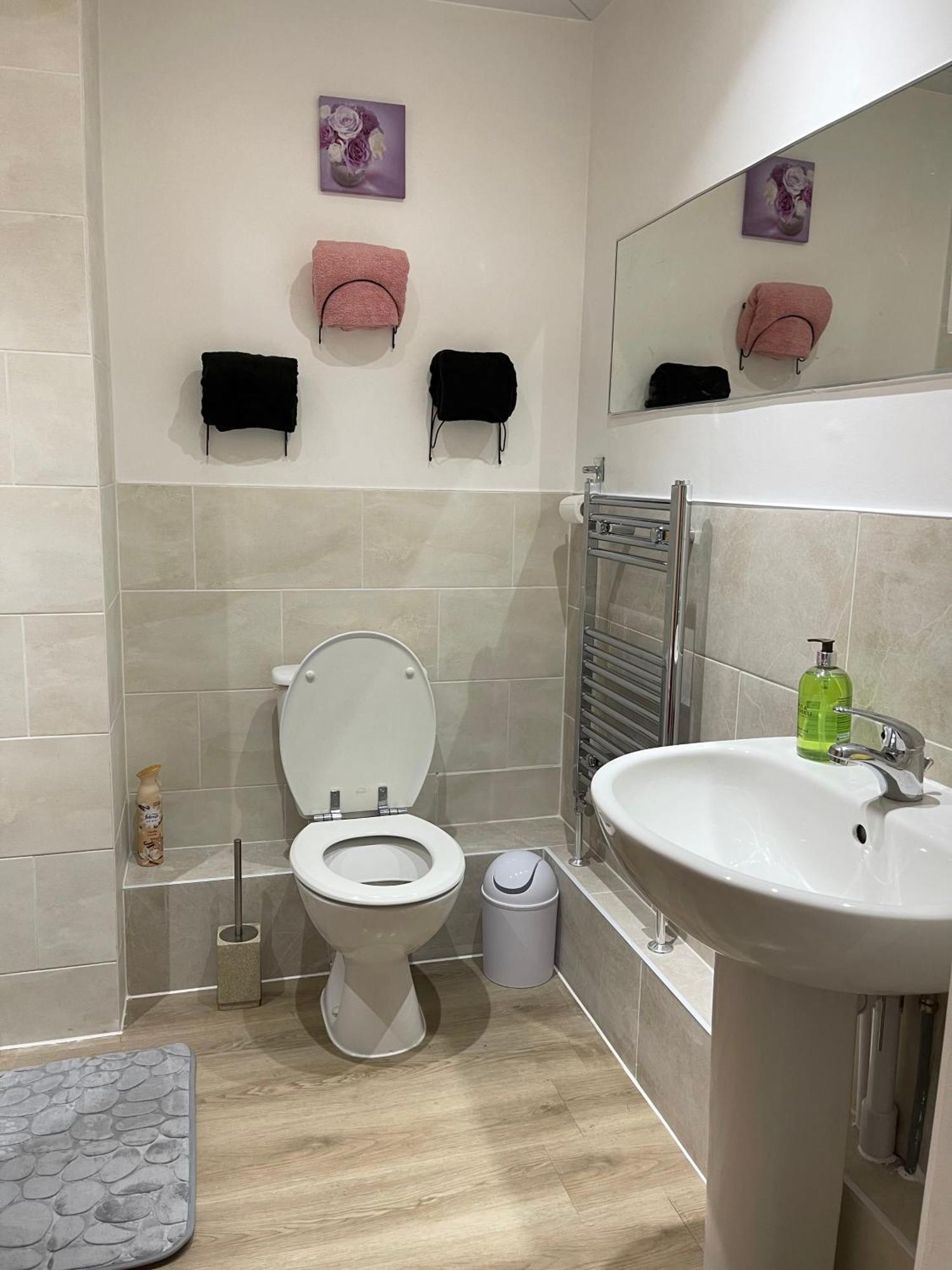 Stanton - Impeccable And Stylish 2 Bedroom Dagenham Bagian luar foto